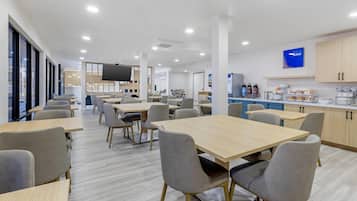 Sudah termasuk sarapan prasmanan setiap hari