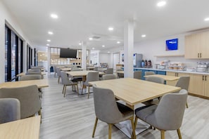 Free daily buffet breakfast - Comfort Inn Sea World Area (San Diego)