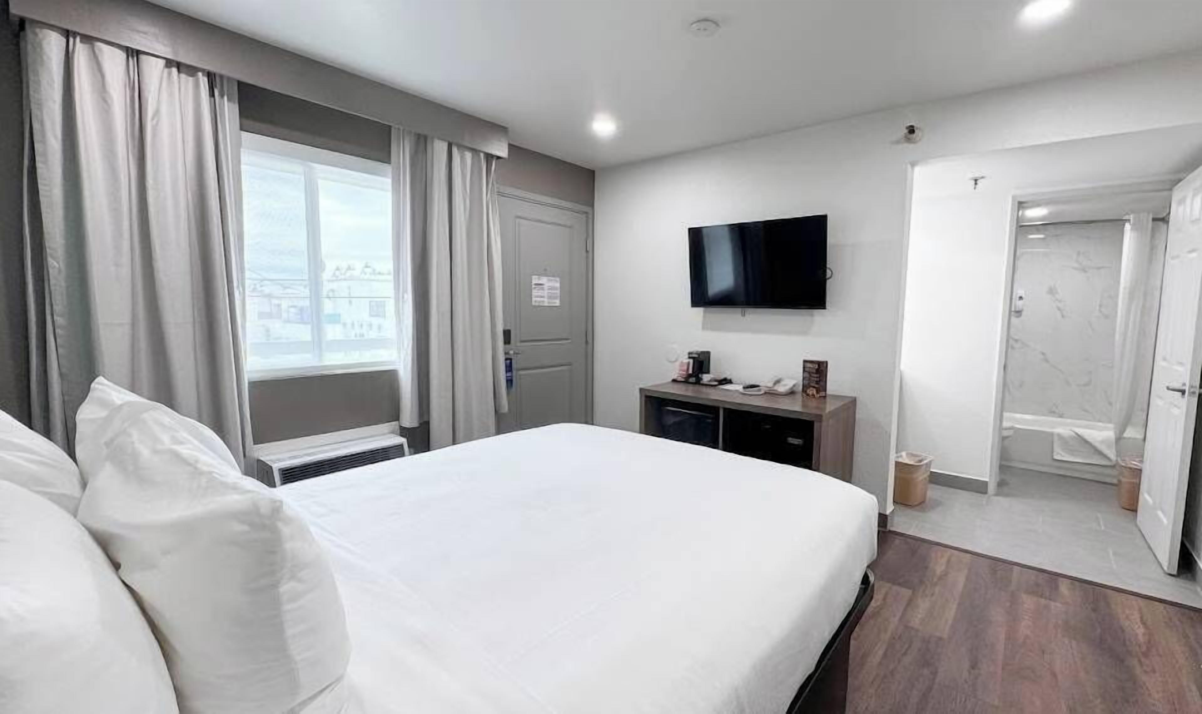 Room, 1 Queen Bed, Non Smoking | In-room safe, desk, laptop workspace, blackout drapes