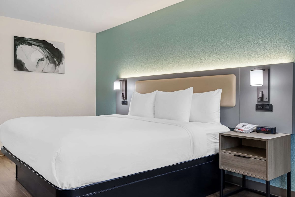 Habitación estándar, 1 cama King size, para no fumadores | Caja de seguridad en la habitación y escritorio