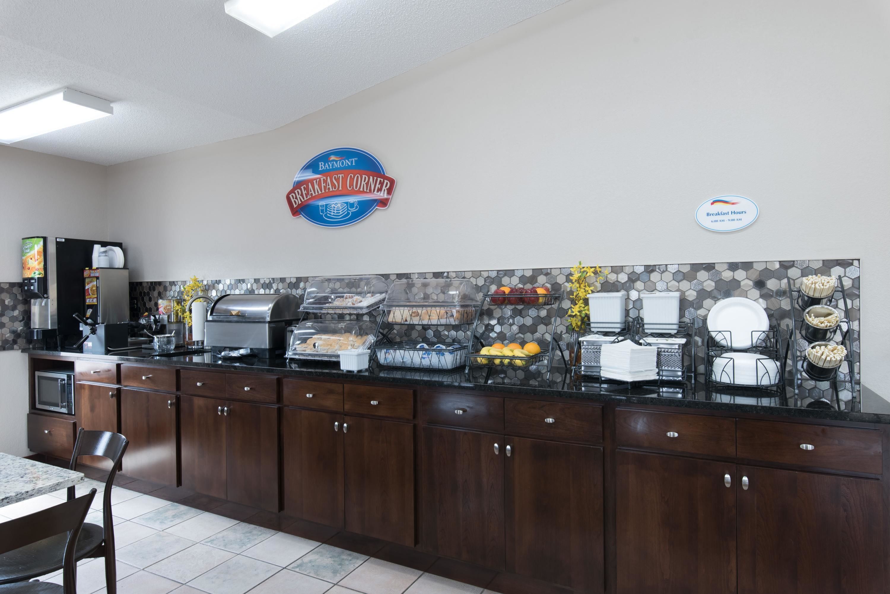 بوفيه فطور مجانًا يوميًا