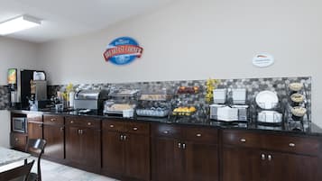 بوفيه فطور مجانًا يوميًا