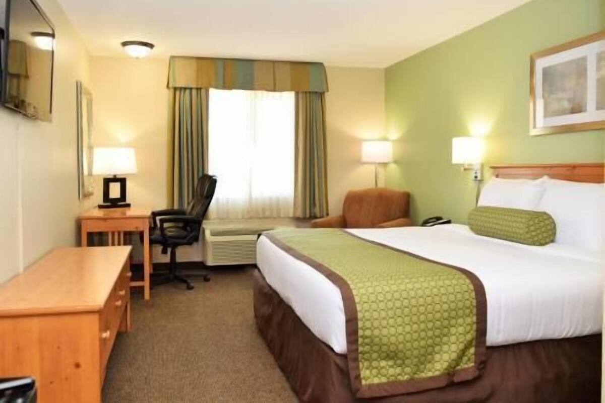 Premium bedding, pillowtop beds, desk, laptop workspace
