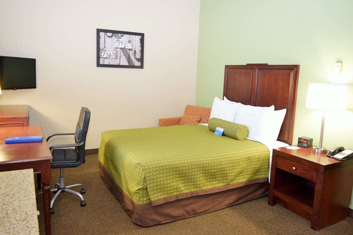 Room, 1 Queen Bed, Non Smoking, Annex Building | Premium bedding, pillow-top beds, desk, laptop workspace