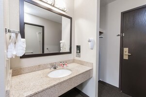 Bañera con ducha, artículos de tocador ecológicos, secador de pelo