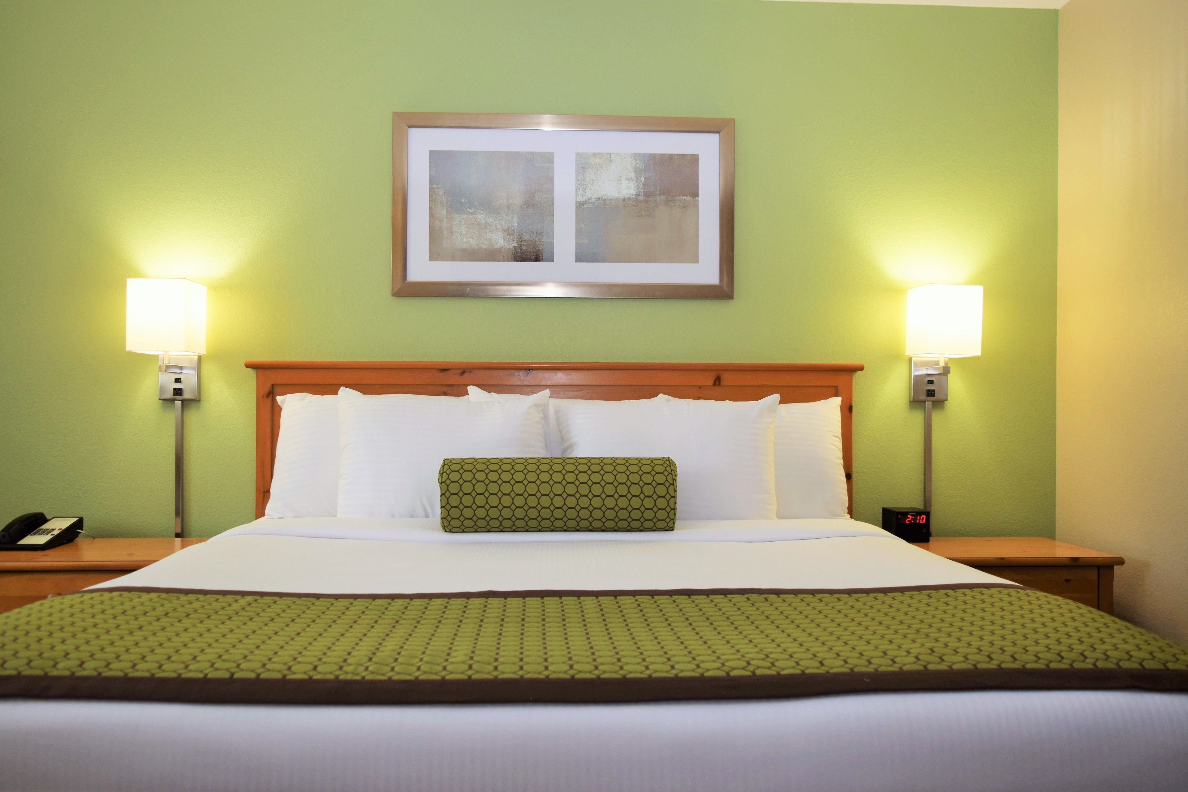 Sengetøy av topp kvalitet, senger med overmadrass og skrivebord