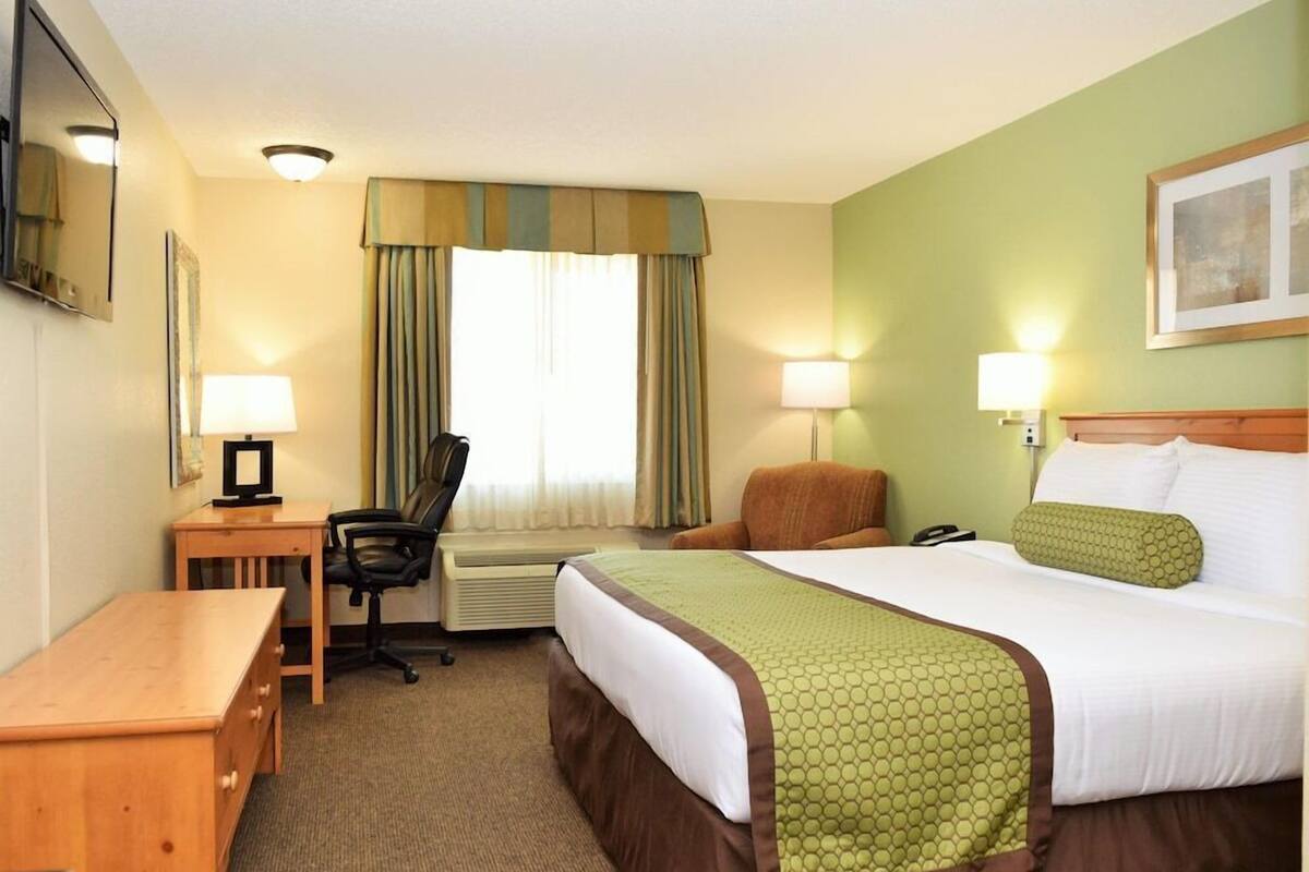 Premium bedding, pillowtop beds, desk, laptop workspace