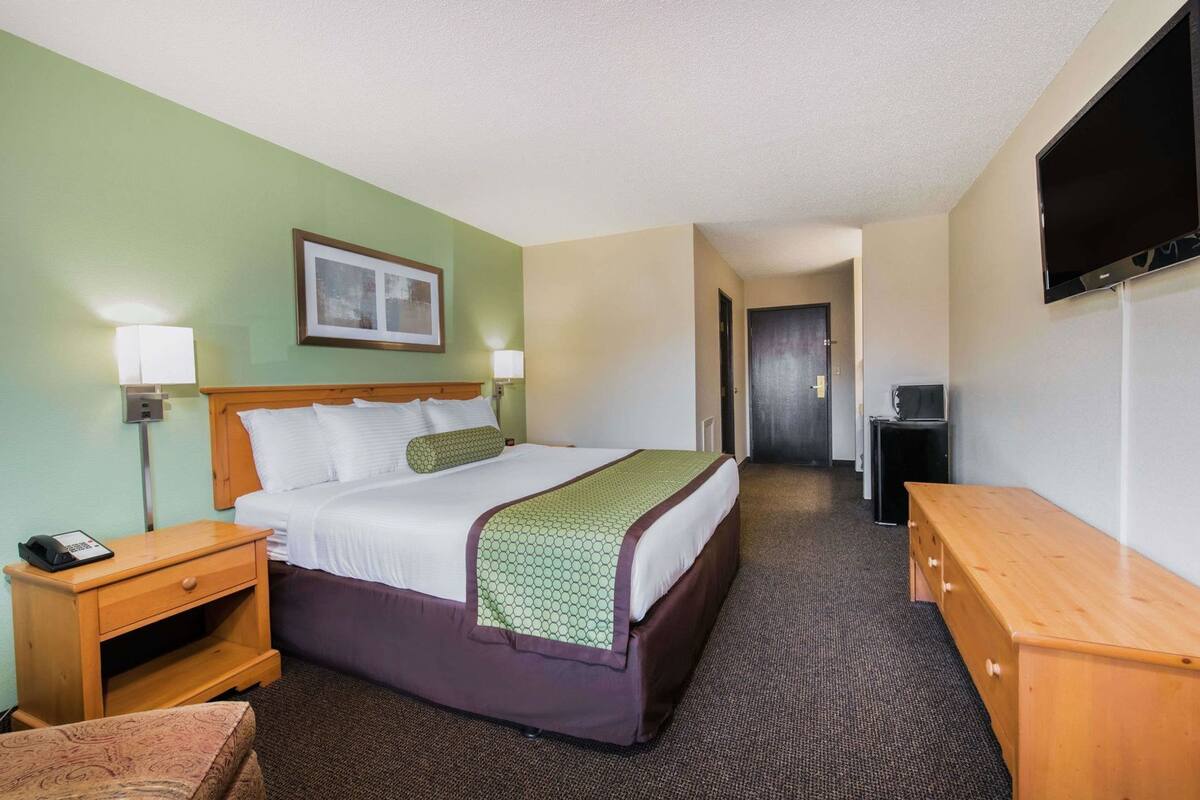 Premium bedding, pillowtop beds, desk, laptop workspace