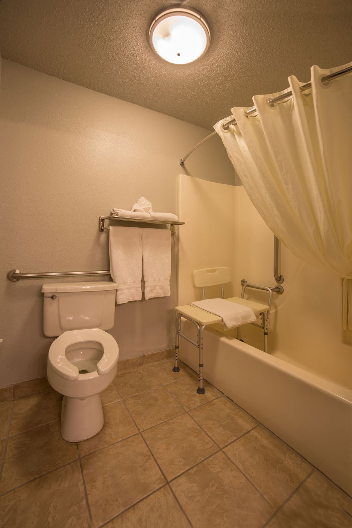 浴室 | 淋浴/浴缸二合一、免費盥洗用品、吹風機、毛巾