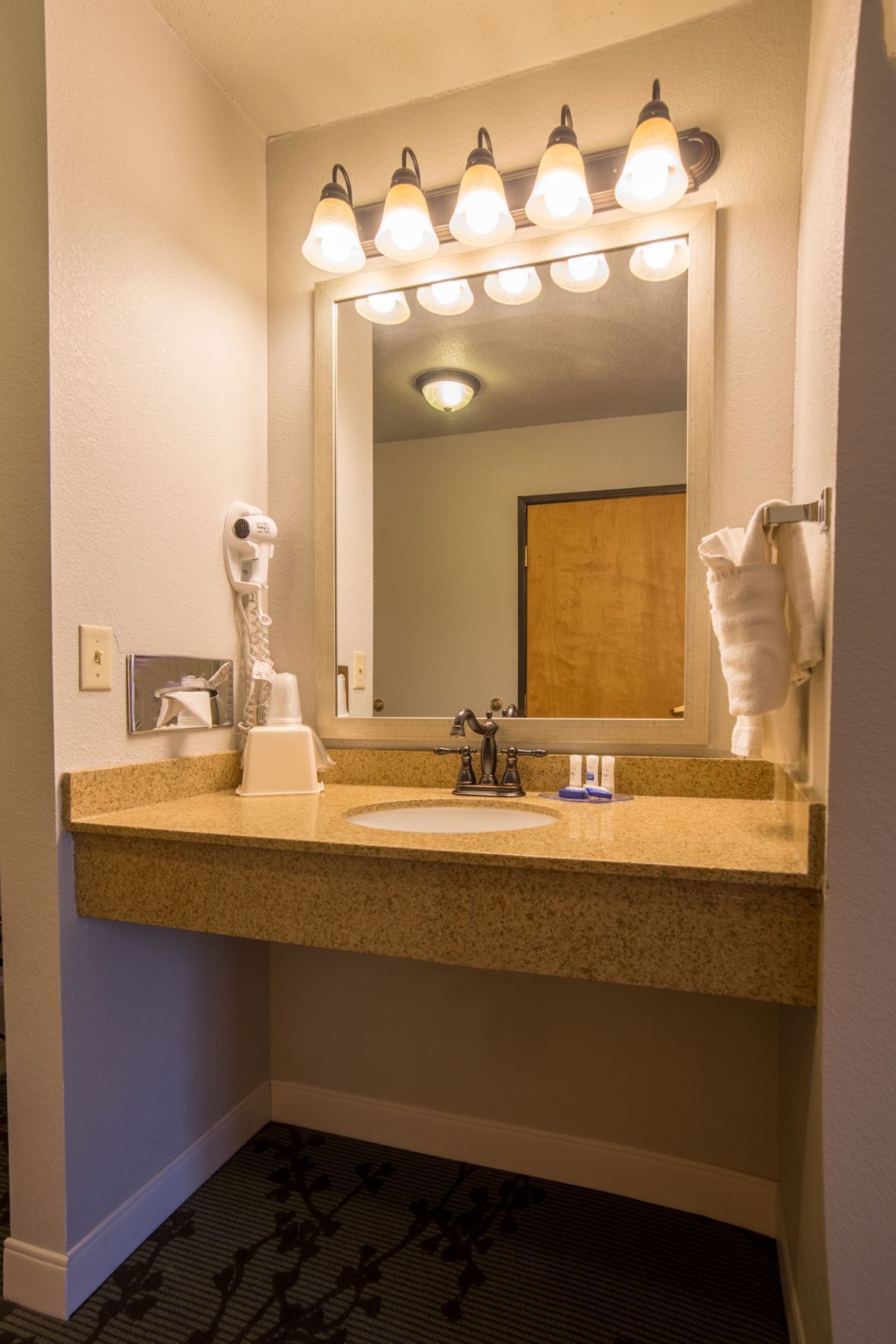 浴室 | 淋浴/浴缸二合一、免費盥洗用品、吹風機、毛巾