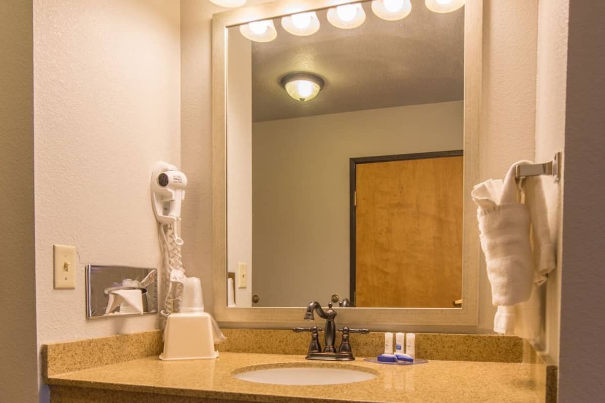 Bathroom | Combined shower/bathtub, free toiletries, hair dryer, towels