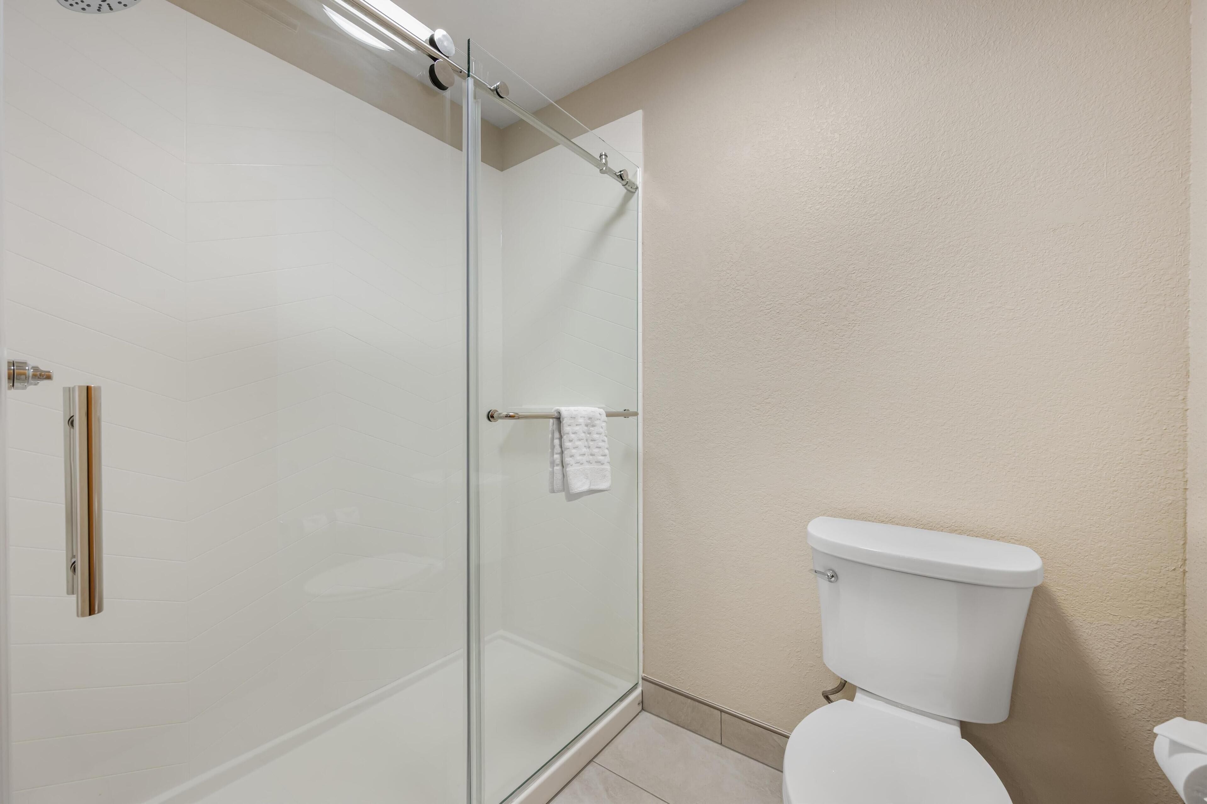 standard room, 1 king bed, non smoking, refrigerator & microwave | bathroom | combined shower/bathtub, free toiletries, hair dryer, towels