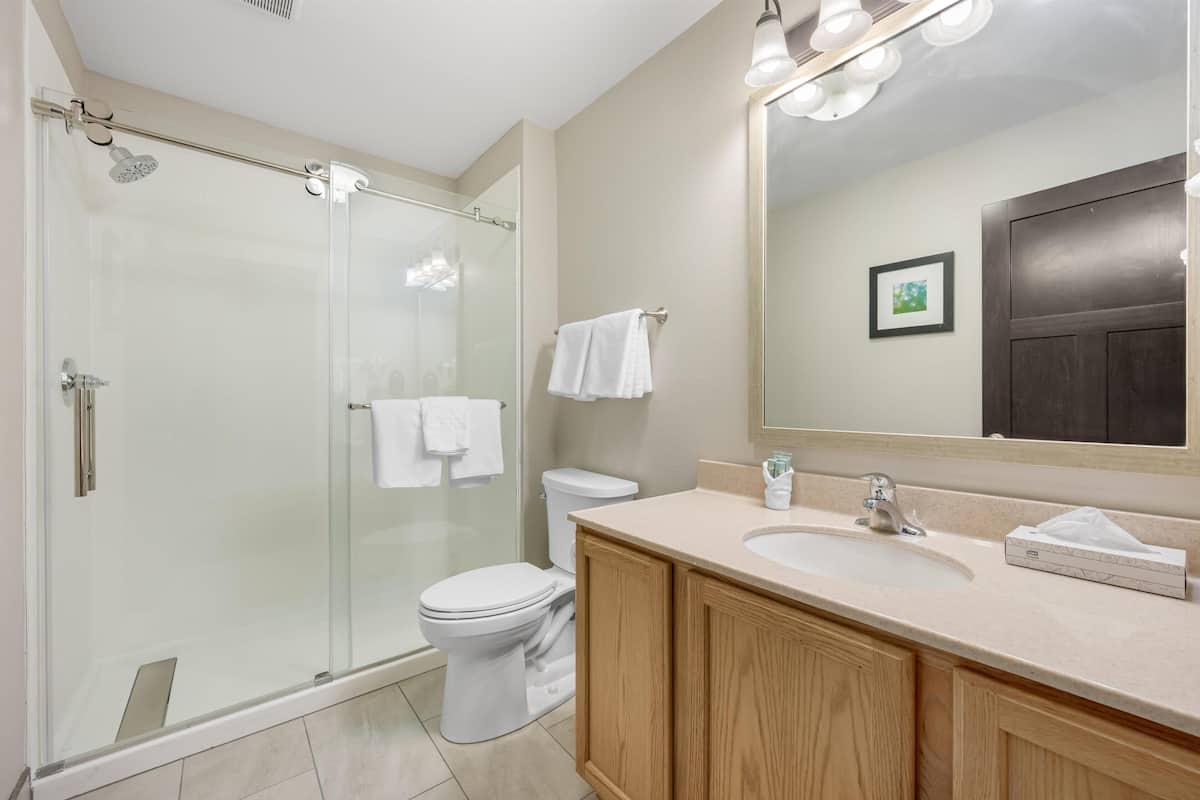 junior suite, 1 king bed, non smoking, refrigerator & microwave | bathroom | combined shower/bathtub, free toiletries, hair dryer, towels