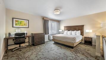 Suite junior, 1 cama King size, para no fumadores, refrigerador y microondas | Tabla de planchar con plancha, cunas gratuitas y camas extra gratis