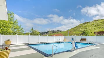 Utomhuspool och solstolar