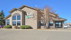 Un edificio con un letrero que dice "Kelly Inn".
