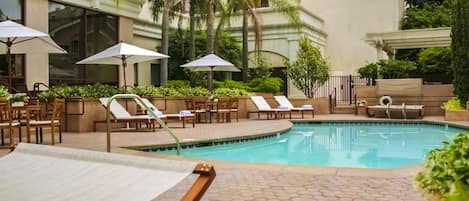 Piscine extérieure, chaises longues