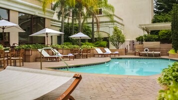 Una piscina al aire libre (de 09:00 a 20:00), tumbonas