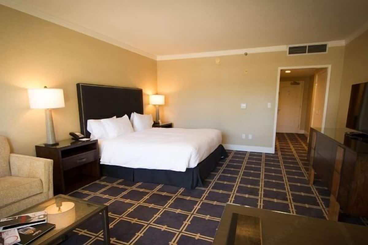 Minibar, in-room safe, desk, iron/ironing board