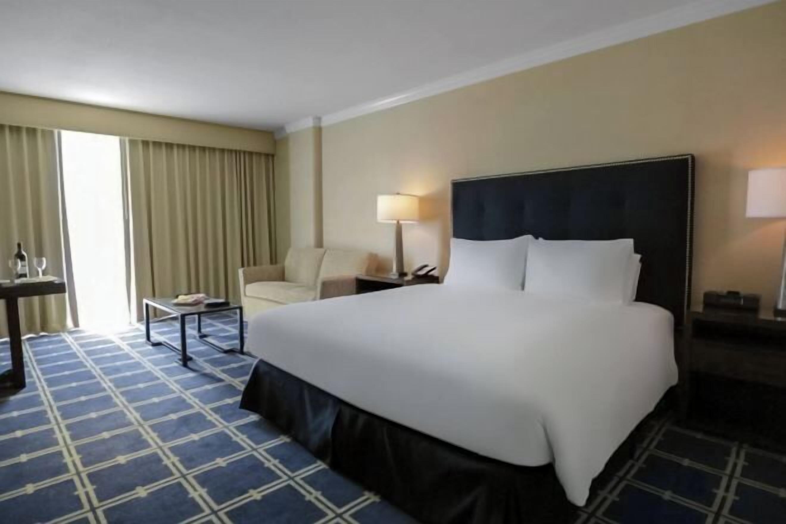 Minibar, coffres-forts dans les chambres, bureau