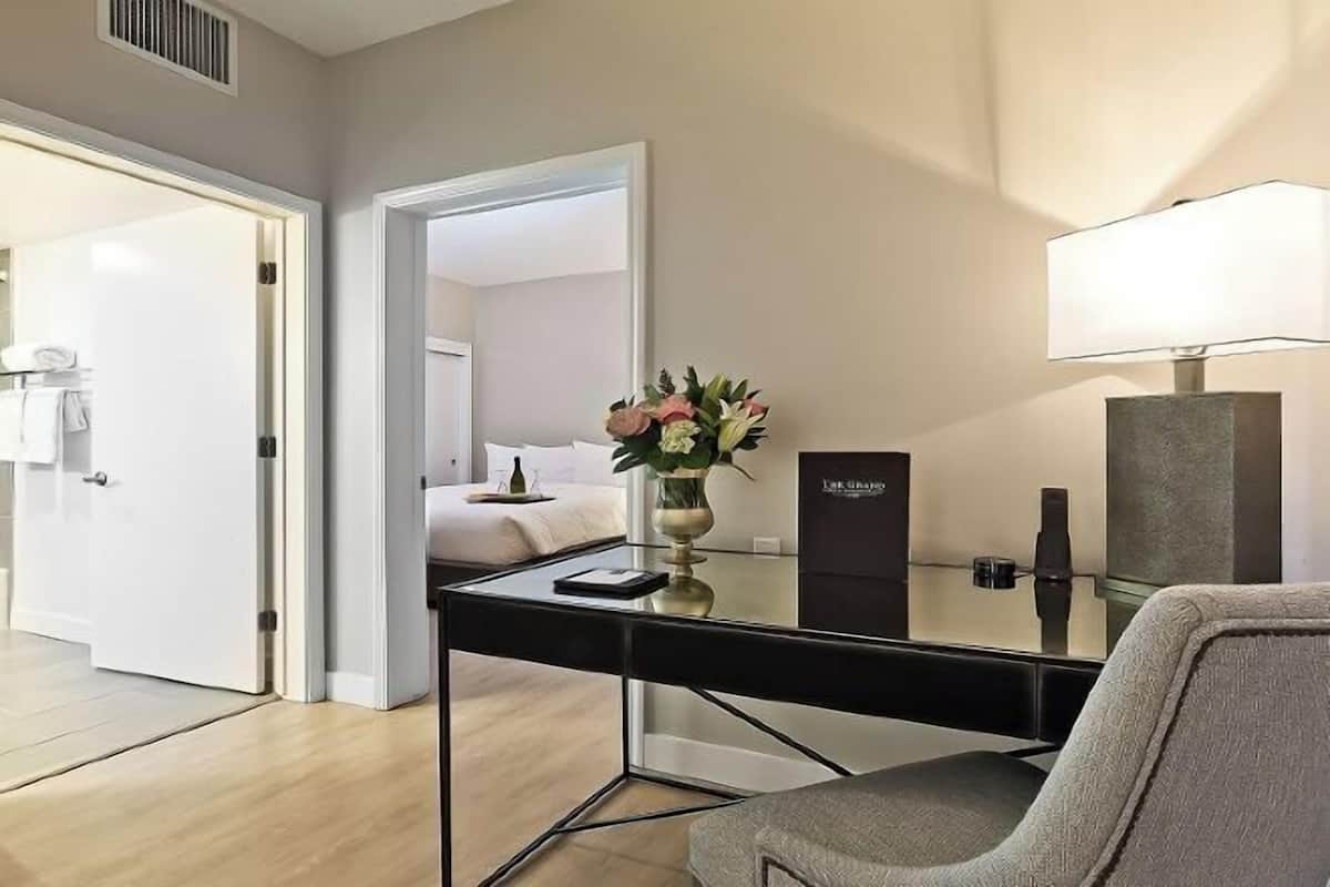 Minibar, caja de seguridad en la habitación y escritorio