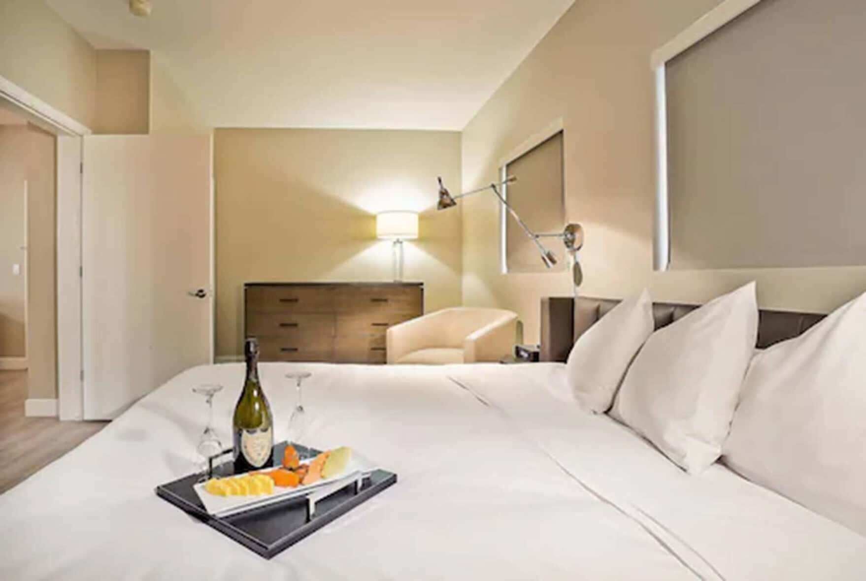Een minibar, een kluis op de kamer, een bureau