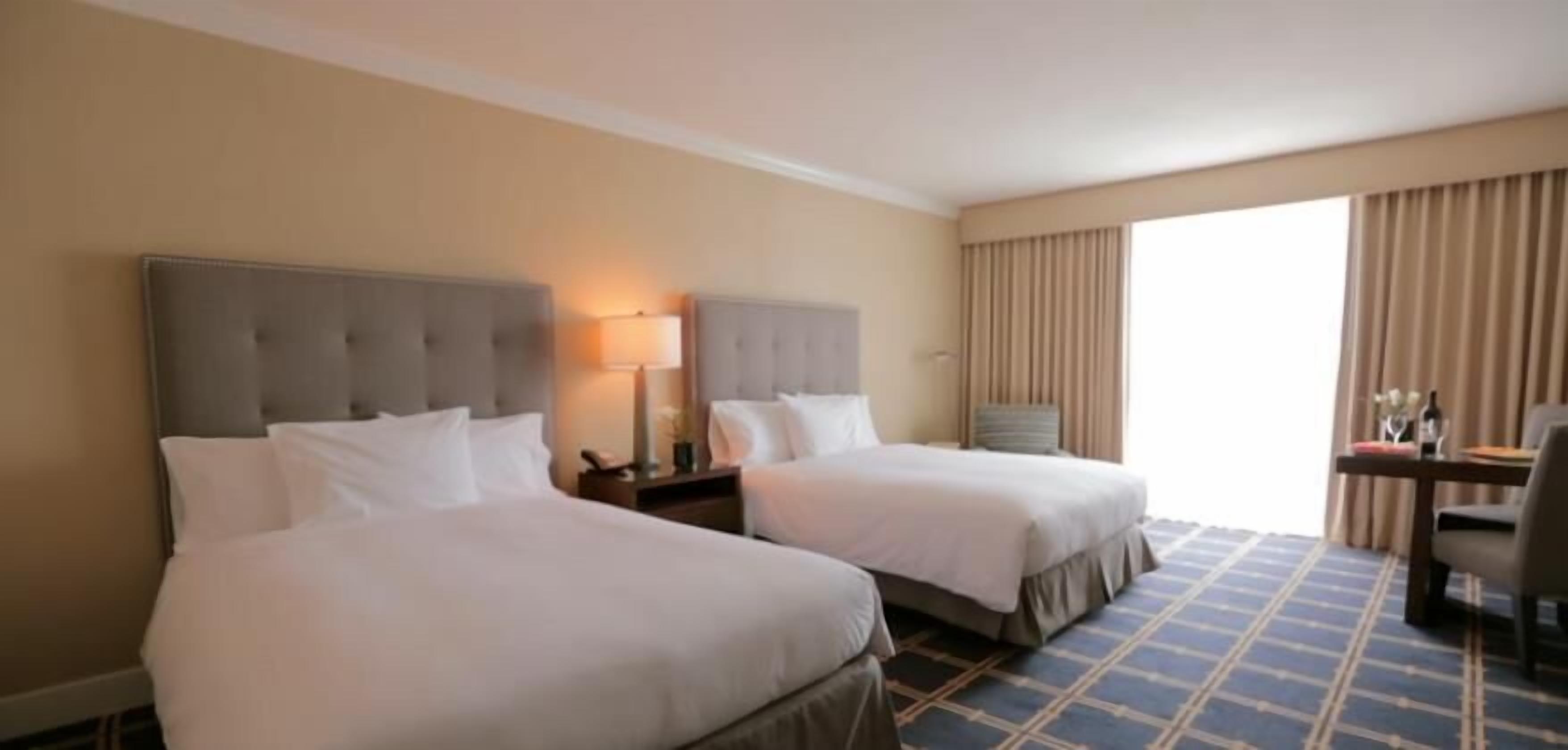 Minibar, coffres-forts dans les chambres, bureau