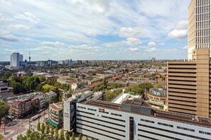 Un paisaje urbano con una mezcla de edificios modernos y tradicionales, incluyendo una torre destacada.