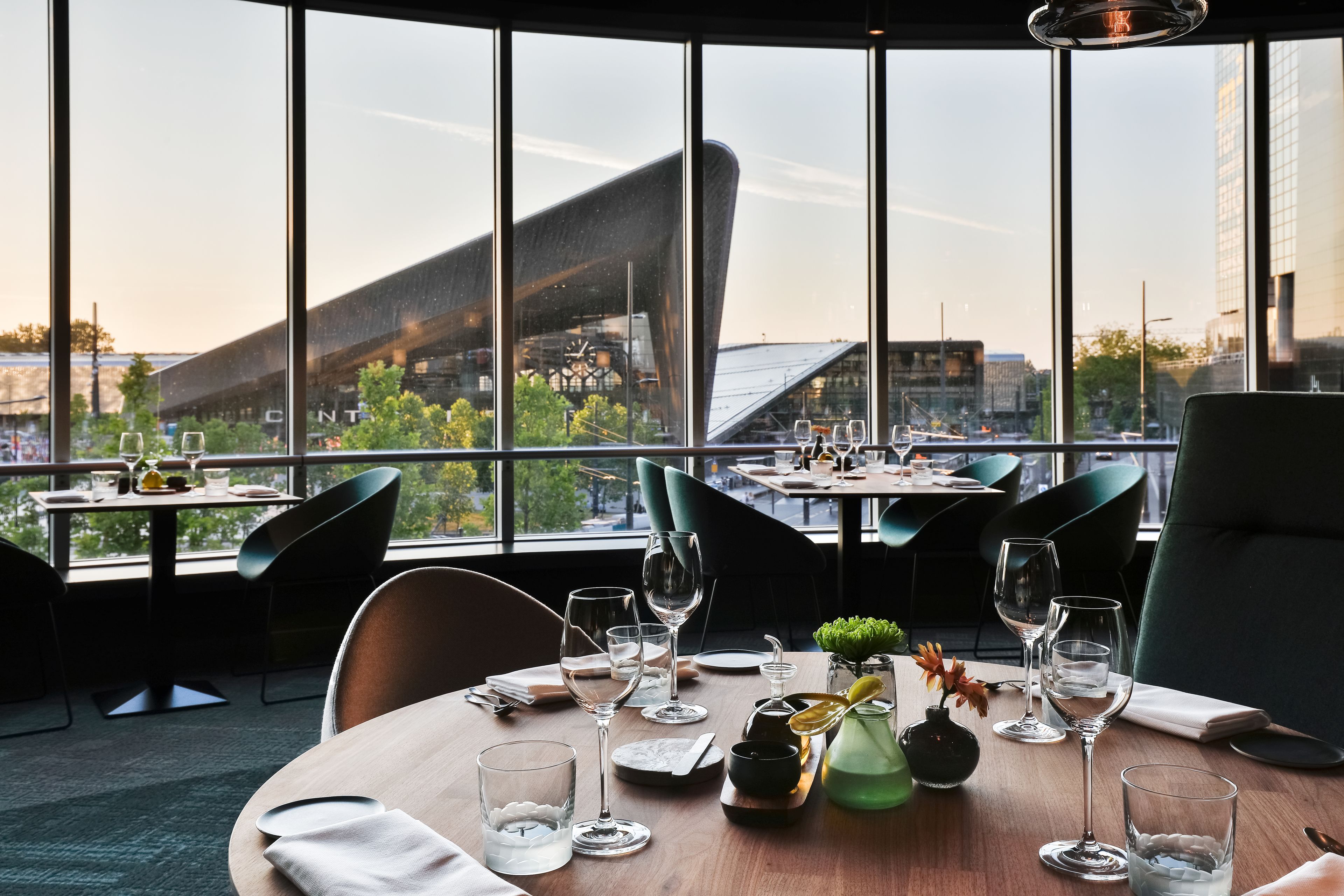 2 restaurantes, se sirve desayuno, cocina local e internacional 