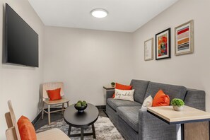 Lobby sitting area - Sonesta Simply Suites Boston Burlington (Burlington)