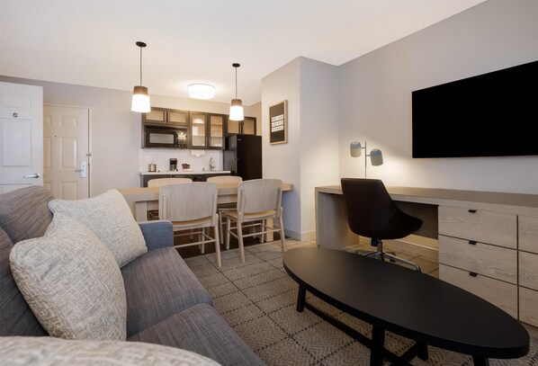 Desk, laptop workspace, blackout curtains, iron/ironing board - Sonesta Simply Suites Boston Burlington (Burlington)