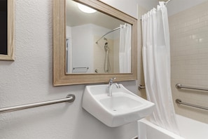 Combined shower/tub, free toiletries, hair dryer, towels
