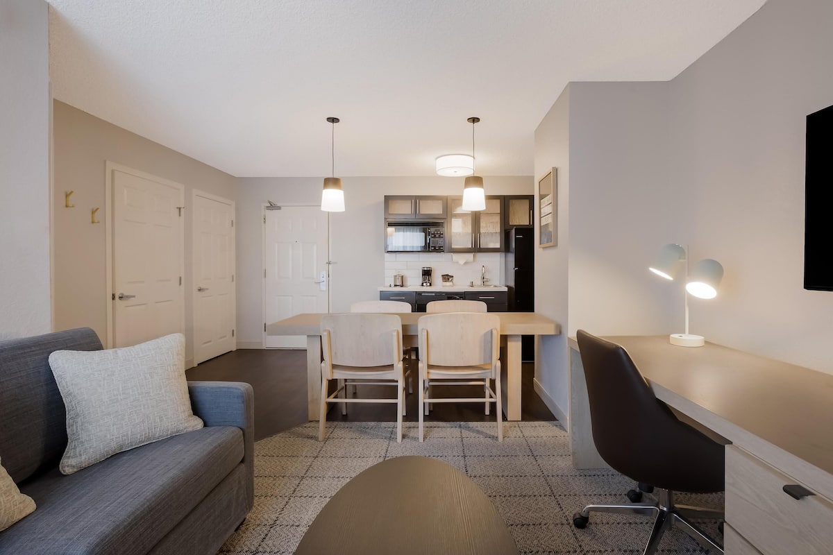 fridge, microwave, stovetop, dishwasher