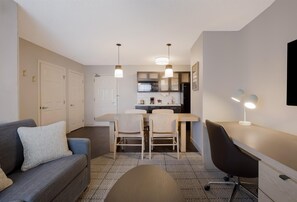 Fridge, microwave, stovetop, dishwasher - Sonesta Simply Suites Boston Burlington (Burlington)