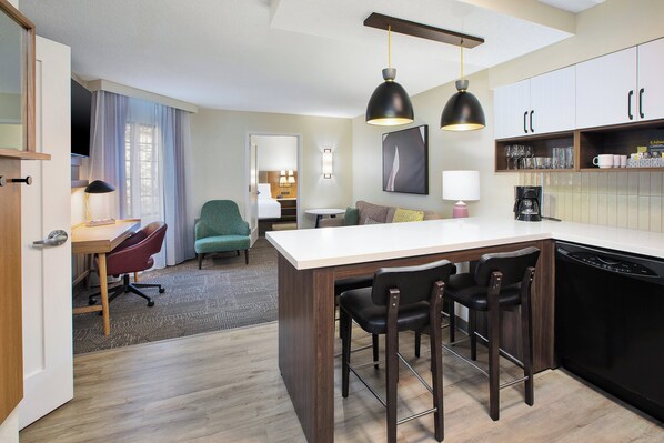 Desk, laptop workspace, iron/ironing board, free WiFi - Staybridge Suites Boston - Burlington by IHG (Burlington)