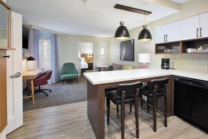 Escritorio y espacio para trabajar con laptop 