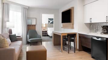 Rum - 1 kingsize-sÀng - tillgÀnglighetsanpassat badkar - kök (Communications, Mobility) | Skrivbord, arbetsyta för laptop, strykjÀrn/strykbrÀda och gratis wi-fi