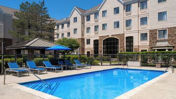 Una piscina al aire libre de temporada