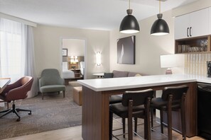 Escritorio y espacio para trabajar con laptop