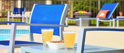 Una piscina al aire libre de temporada