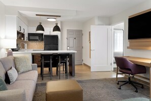 Escritorio y espacio para trabajar con laptop