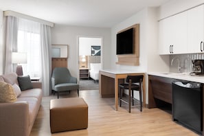 Room, 1 King Bed, Accessible Bathtub, Kitchen (Communications, Mobility) | Room amenity