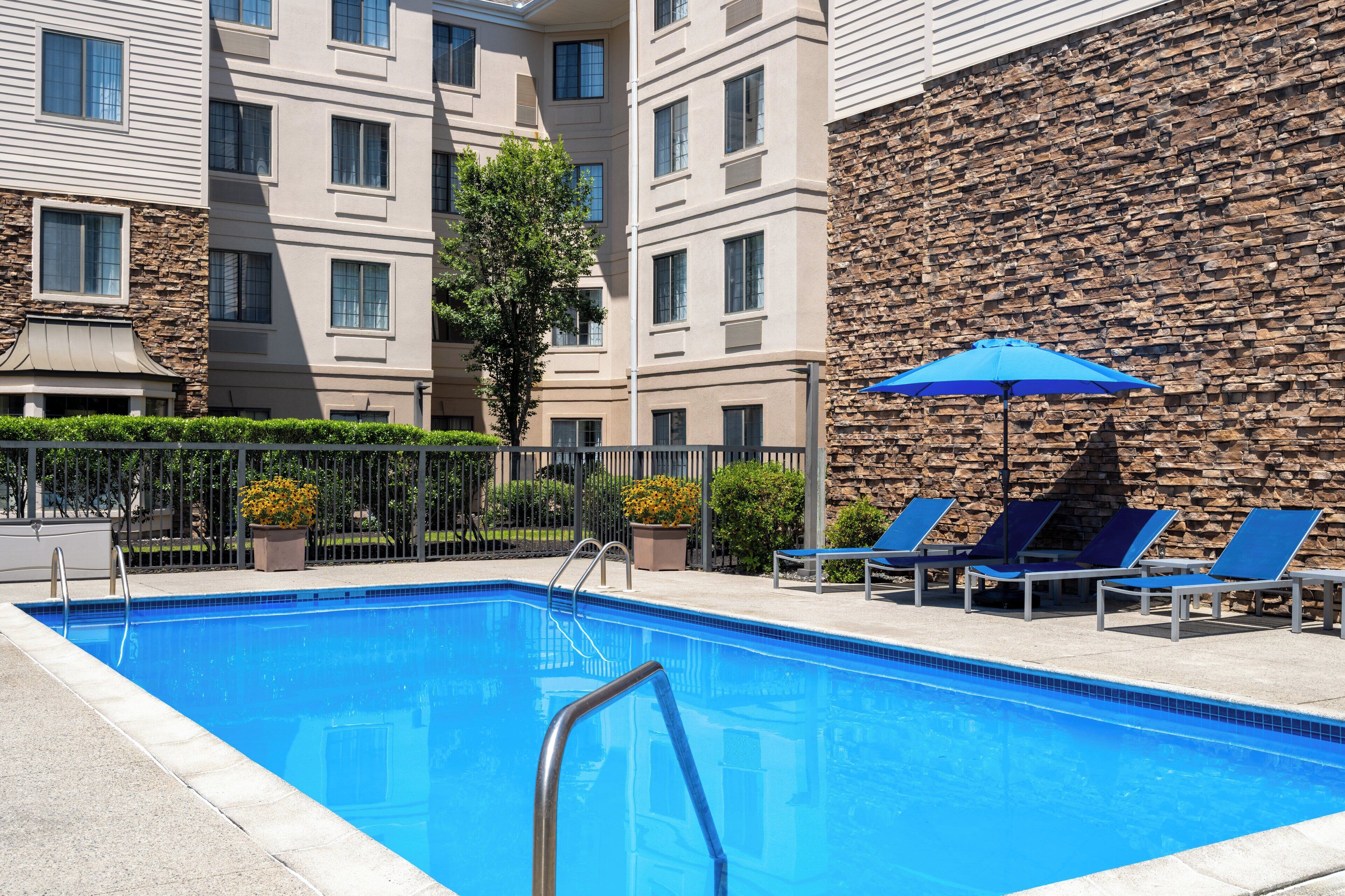 Una piscina al aire libre de temporada