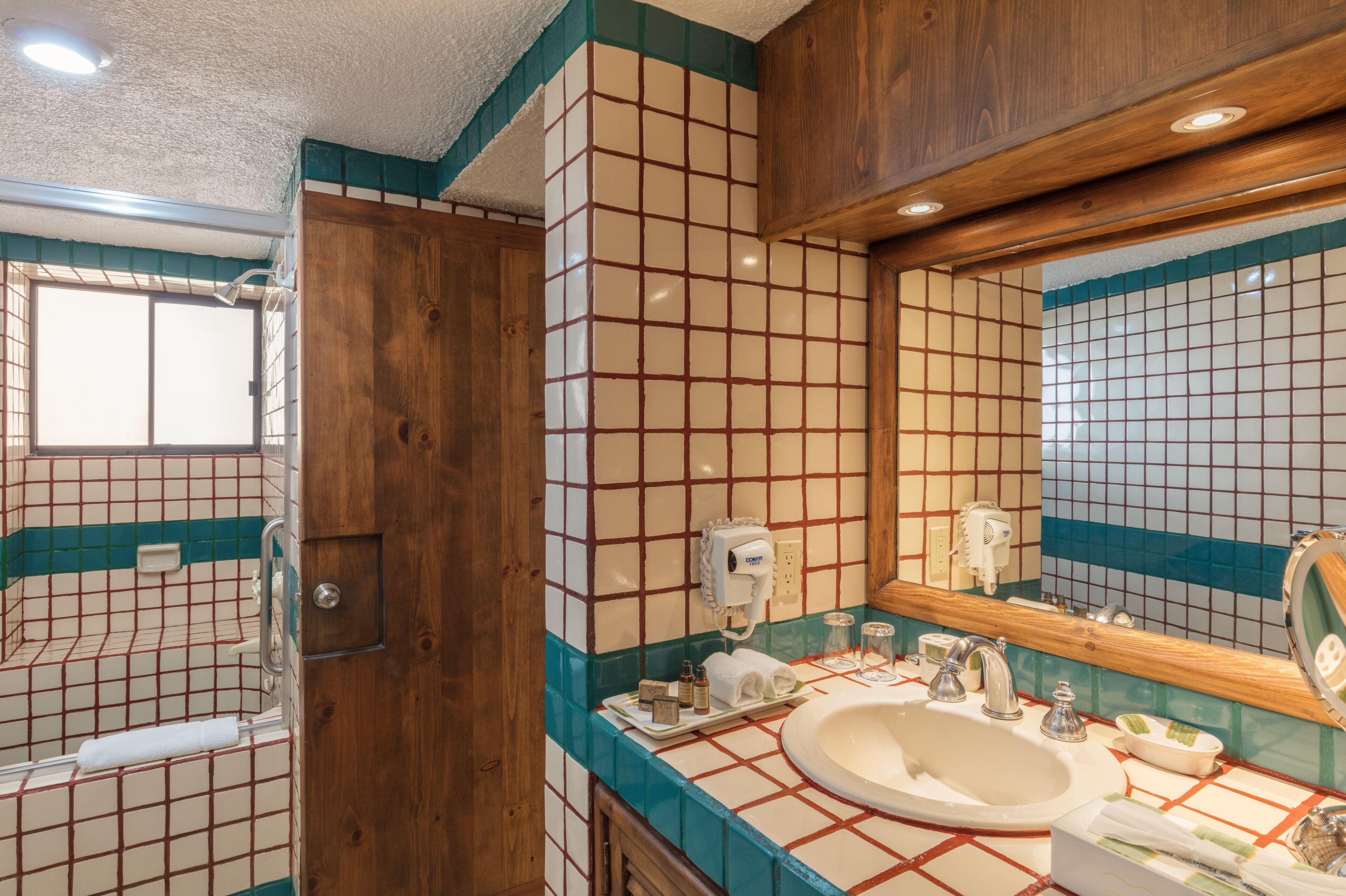 studio, 1 king bed with sofa bed | bathroom | combined shower/bathtub, deep-soaking bathtub, free toiletries, towels