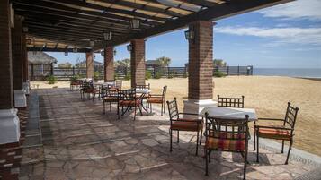 3 restaurantes, se sirven desayunos, comidas, cenas y cocina mexicana