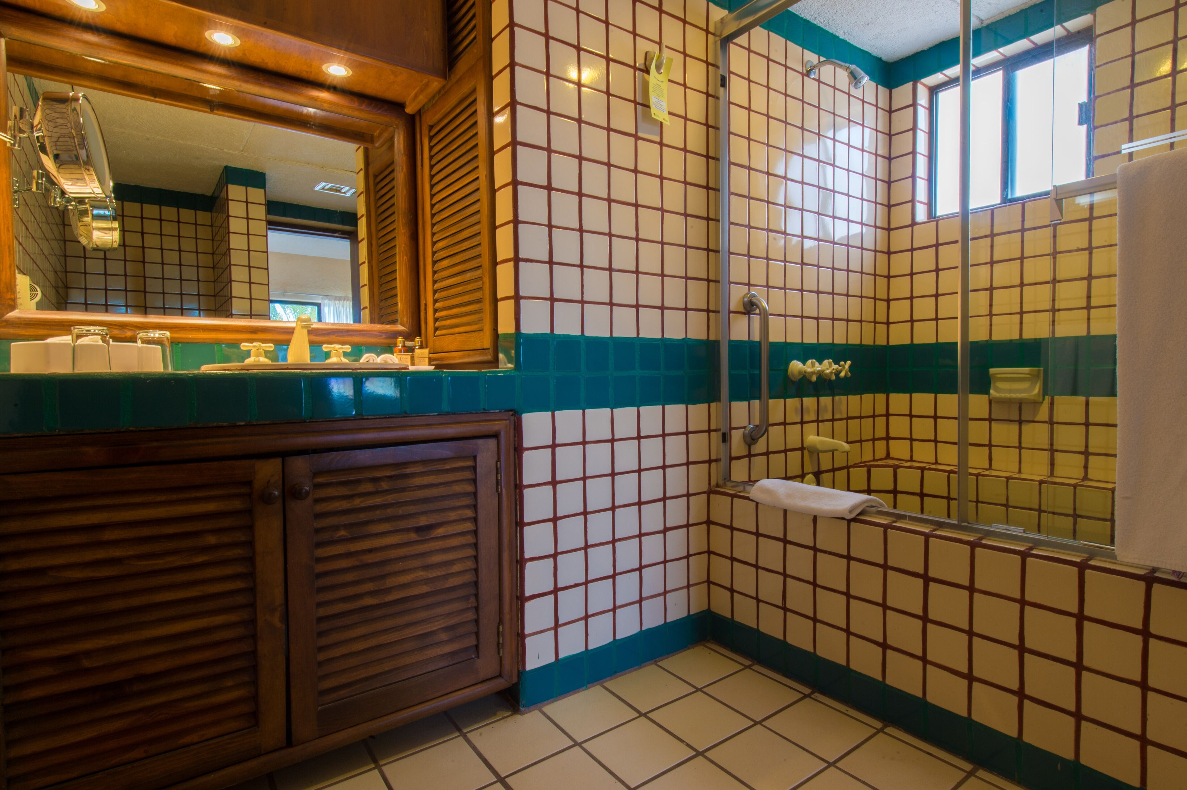 studio, 1 king bed with sofa bed | bathroom | combined shower/bathtub, deep-soaking bathtub, free toiletries, towels