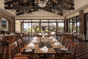 3 restaurantes; se sirve desayuno, almuerzo y cena; cocina mexicana