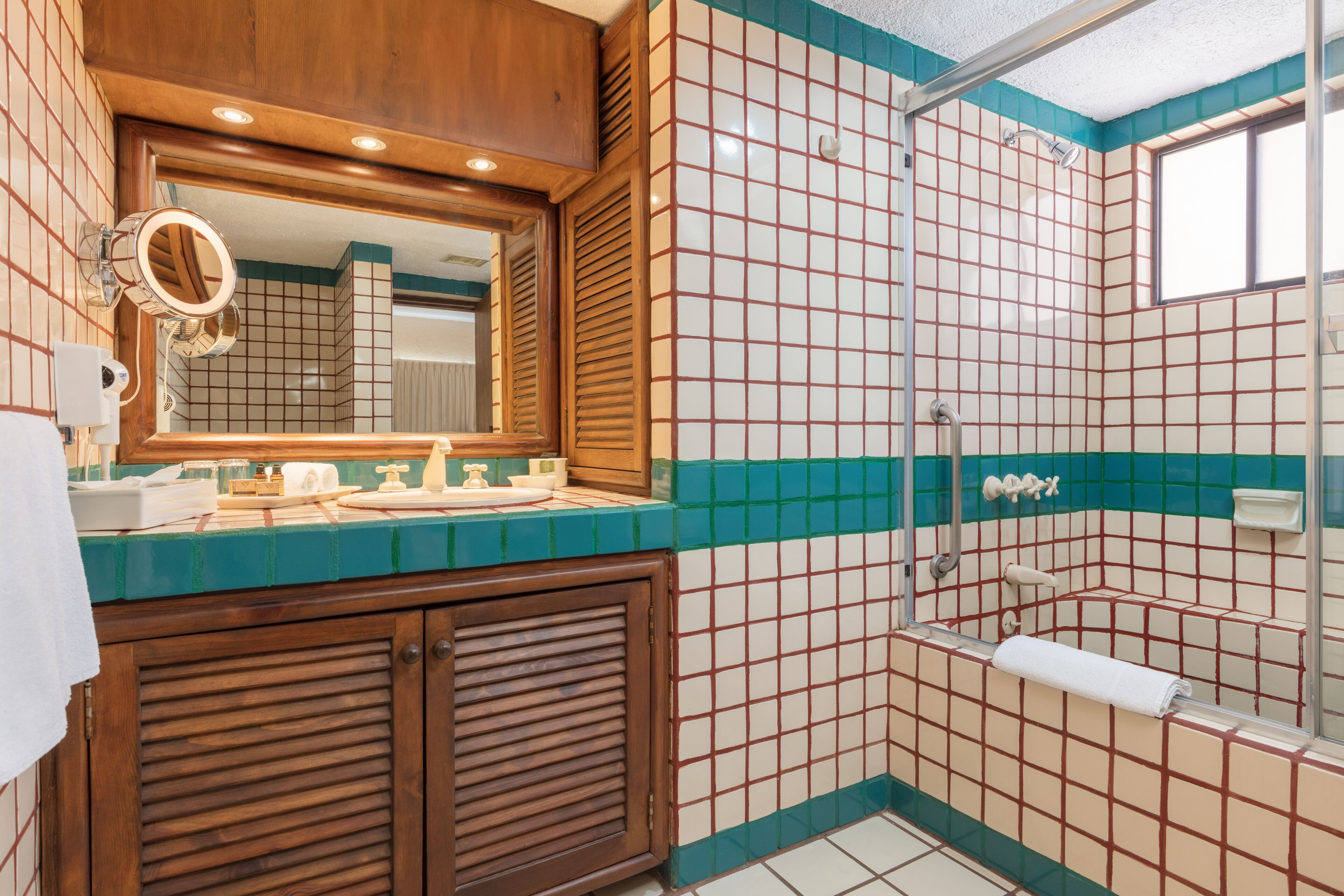 deluxe room, 1 bedroom | bathroom | combined shower/bathtub, deep-soaking bathtub, free toiletries, towels