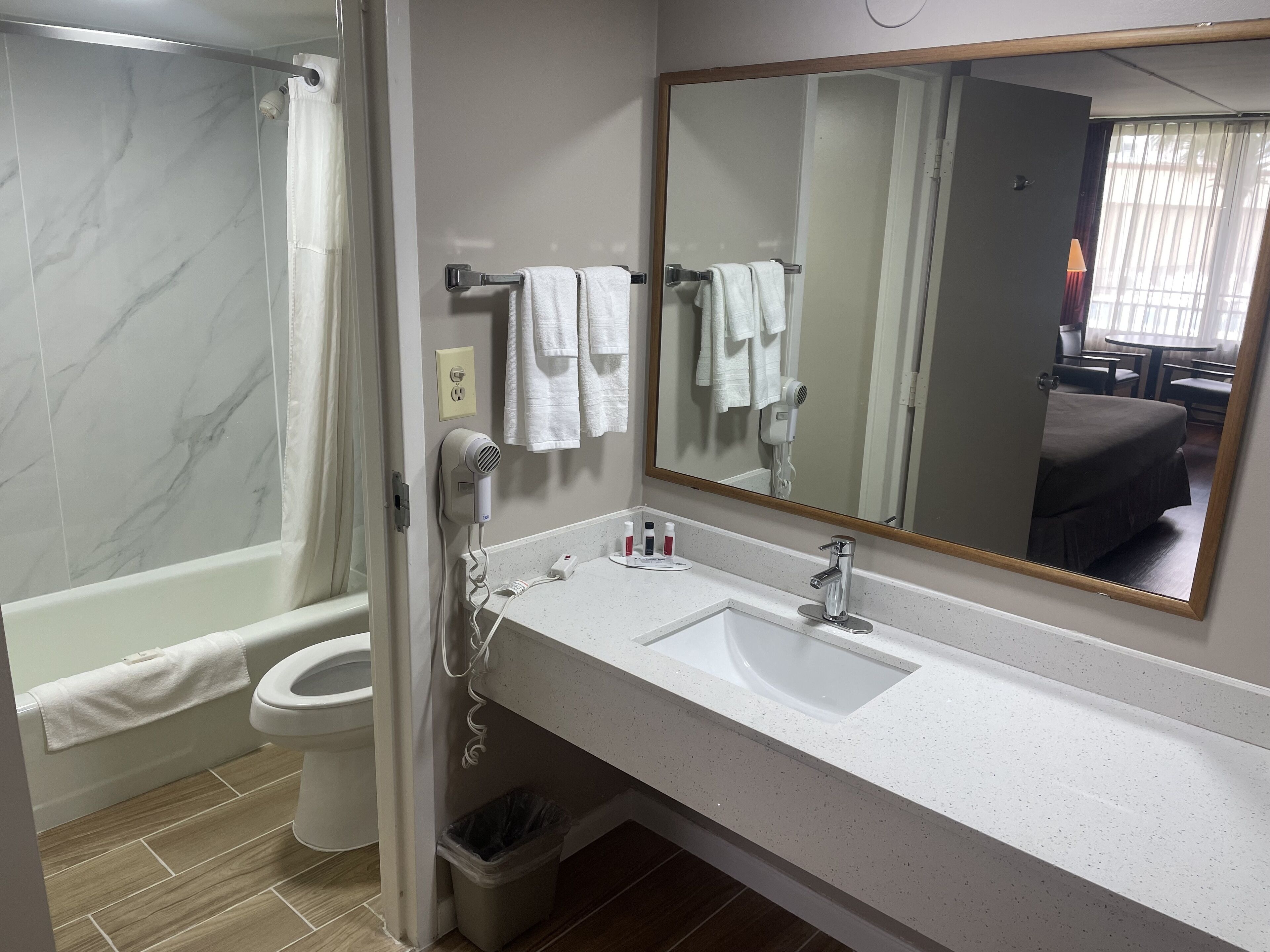 Een bad/douchecombinatie, gratis toiletartikelen, een haardroger