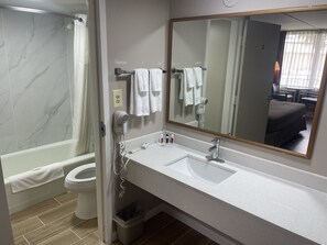 Bañera con ducha, artículos de tocador gratuitos, secador de pelo